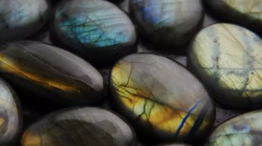 La labradorite: vertus, propriétés et signification de la pierre 