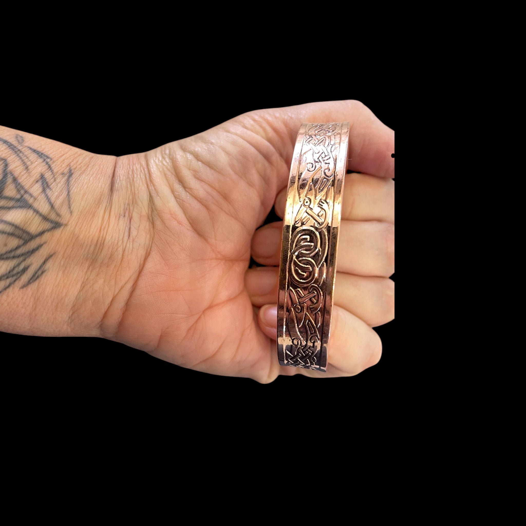 Bracelet en cuivre gravé – Énergie et élégance