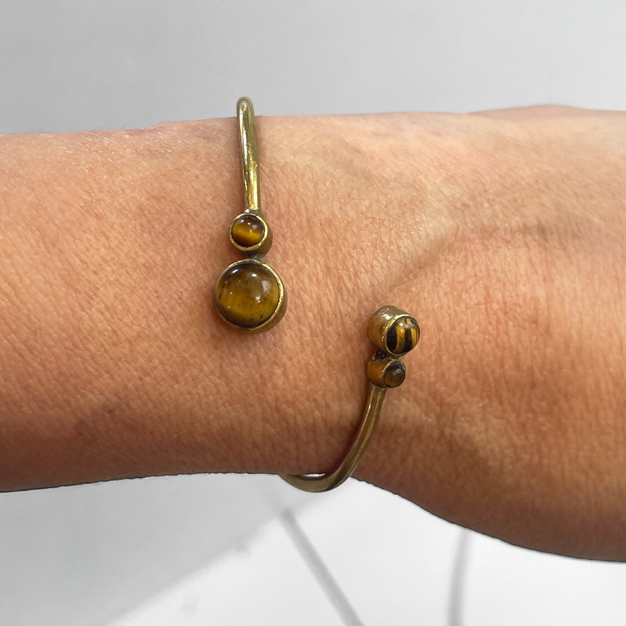 Bracelet ouvert en laiton doré et pierre naturelle –  Œil de Tigre
